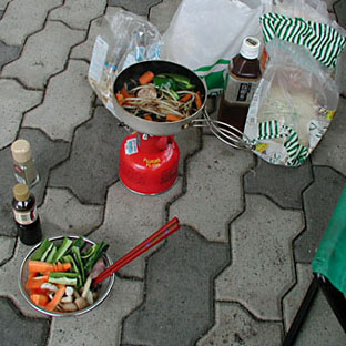 この日のシャワー棟での朝食。砂混じりでない以外は、昨晩と全く同じ。