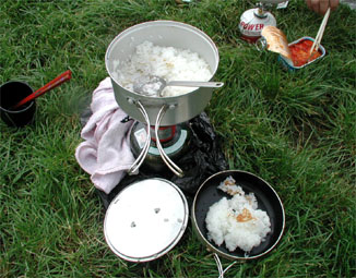 この日の朝食、鯖のフィレ・チリソース煮の缶詰と、ご飯。