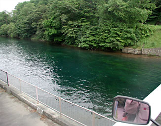 洞爺湖に注ぐ川（？）。