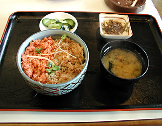 カニ鮭丼（¥1,500-）。